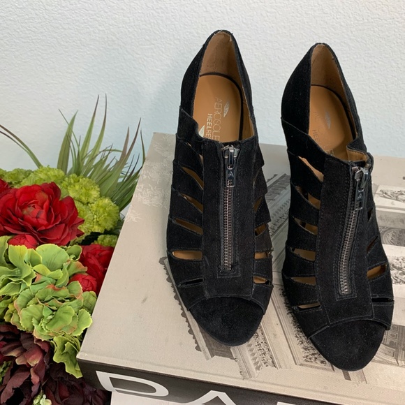 Aerosoles Heel-rest - Black Bootie. In a faux suede with a zipper in the front - Picture 5 of 6